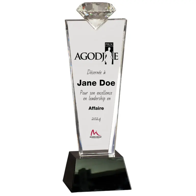Trophée du Prix Agodjié en verre, surmonté d'un diamant et gravé du logo