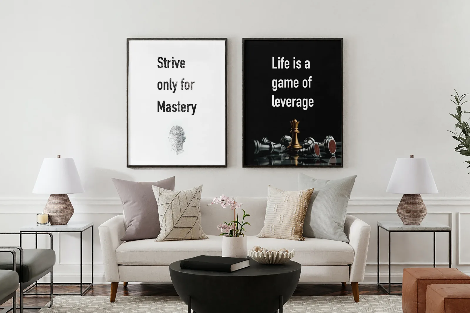 Deux affiches typographiques encadrées dans un salon
