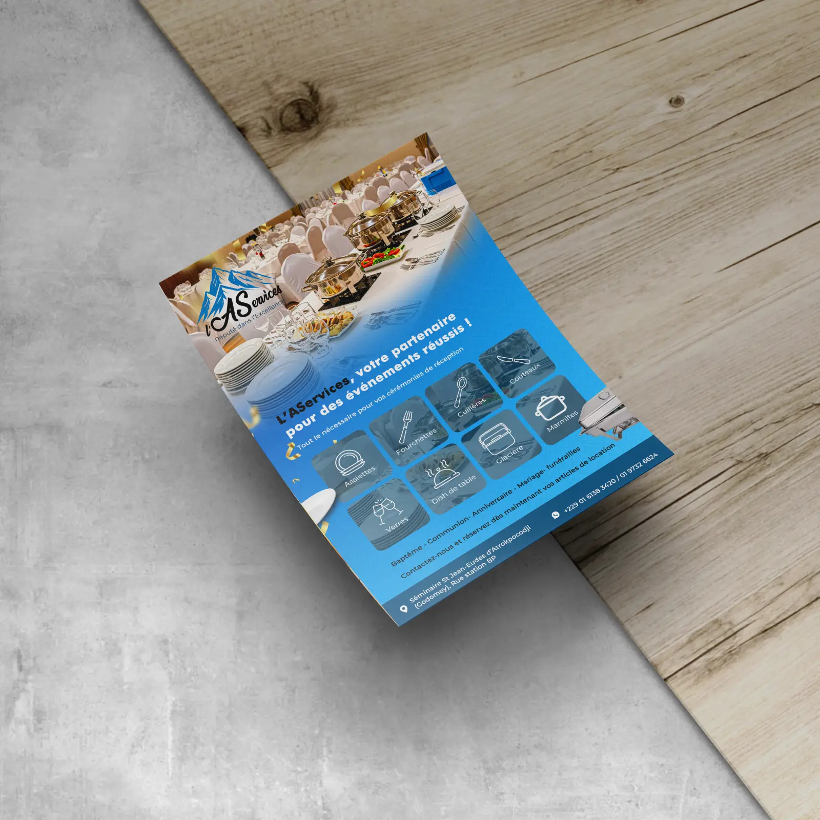 Flyer A5 d'une entreprise de location pour événements, posé sur une table