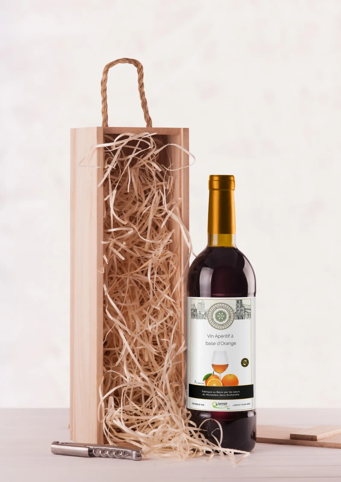 Bouteille de vin apéritif à l'orange et sa caisse en bois, étiquette du Monastère Jésus-Eucharistie